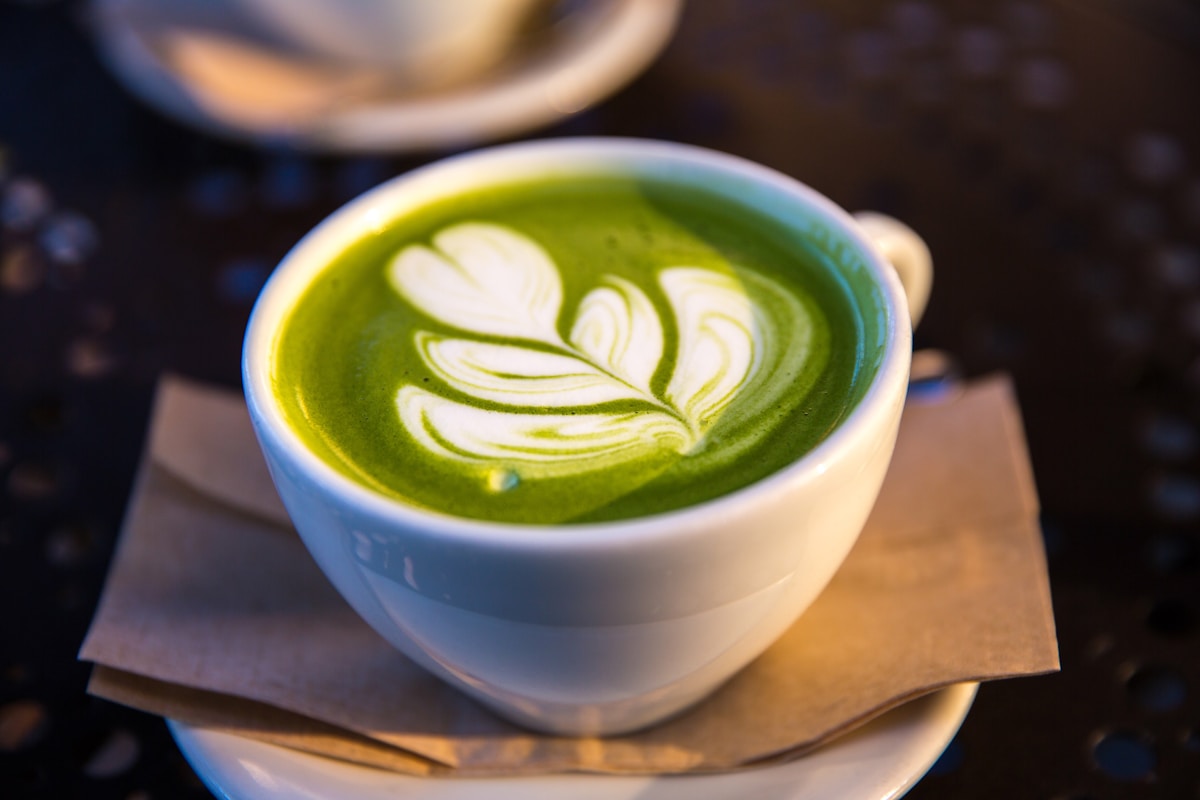 Secangkir matcha, minuman dari bubuk teh hijau